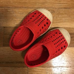 Red native shoes size 4 toddler